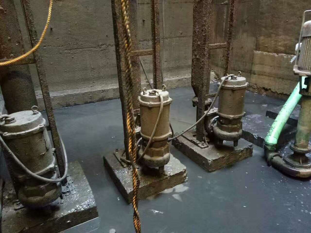 五峰污水池清理